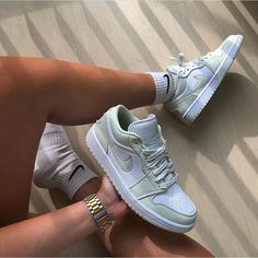 Second shoes photo